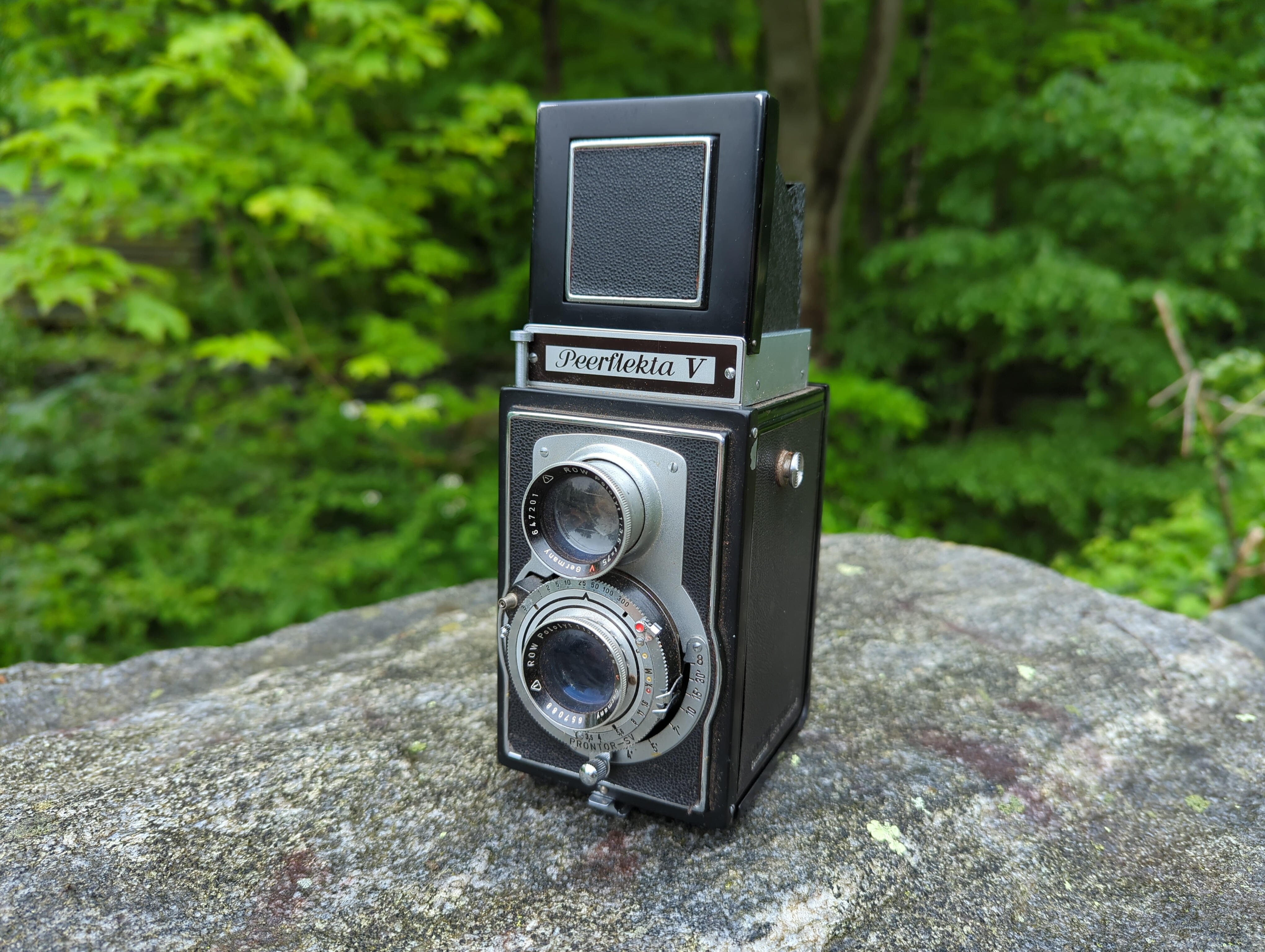 Peerflekta V medium-format TLR camera